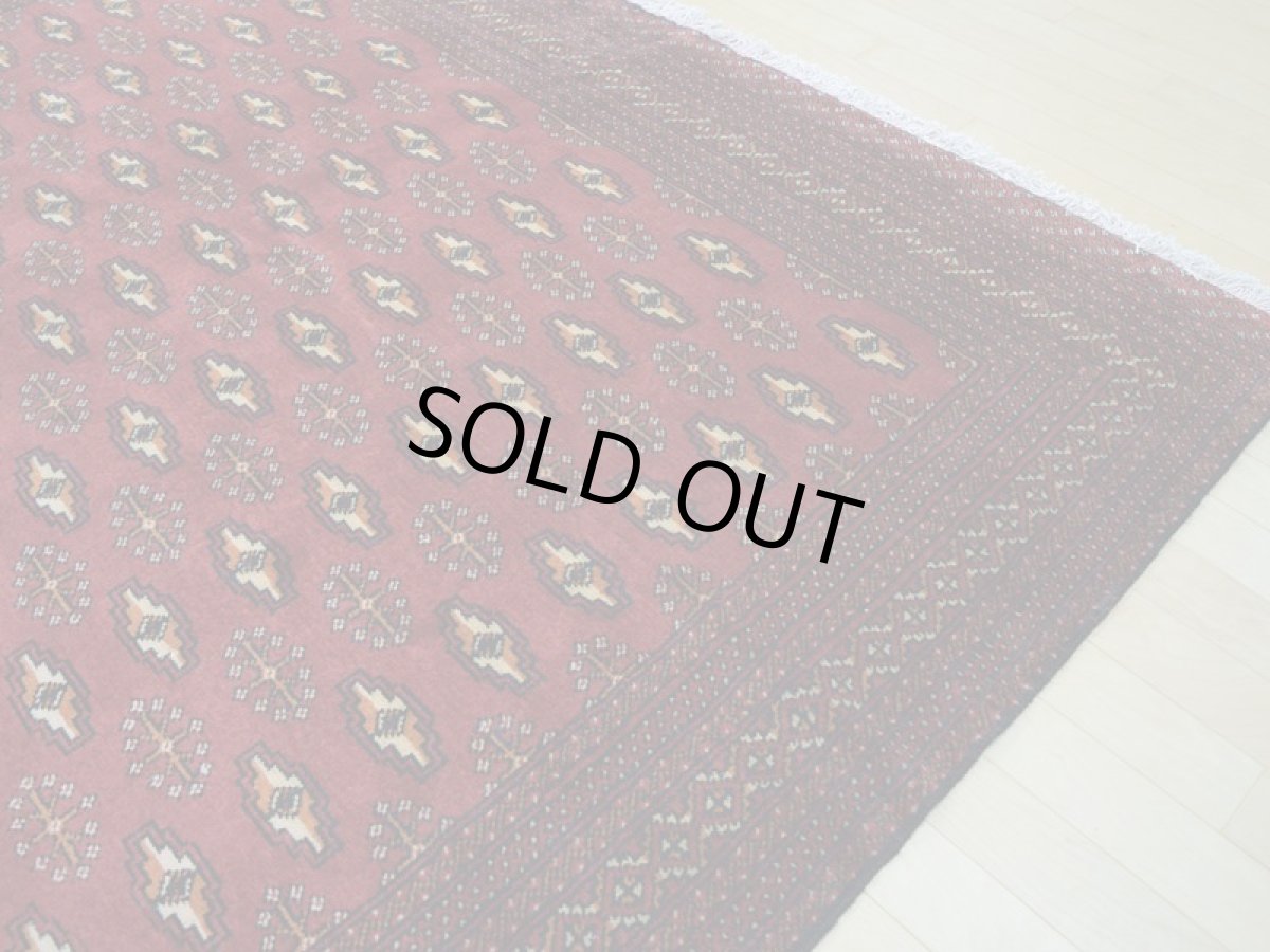 画像9: 良品 ペルシャ 絨毯 トルクメン 縦2.9m 5.6? 6帖 リビング ダイニング 3人掛けソファ サイズ 285 x 195 cm  A193 天然 肉厚 ウール 手織り ハンドメイド トライバル ラグ マット カーペット 赤茶 エンジ  幾何学模様 民族柄 (9)