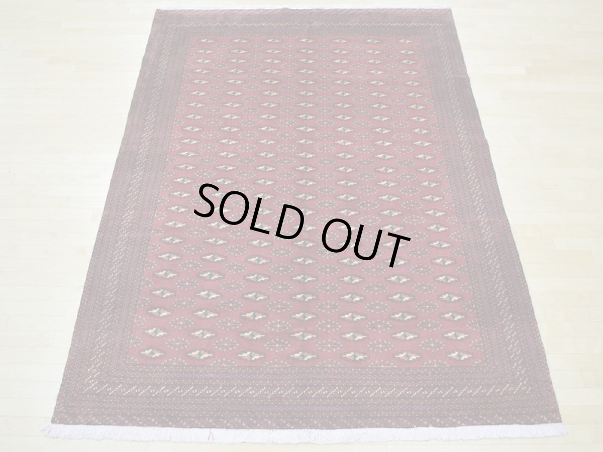 画像4: 良品 ペルシャ 絨毯 トルクメン 縦2.9m 5.6? 6帖 リビング ダイニング 3人掛けソファ サイズ 285 x 195 cm  A193 天然 肉厚 ウール 手織り ハンドメイド トライバル ラグ マット カーペット 赤茶 エンジ  幾何学模様 民族柄 (4)