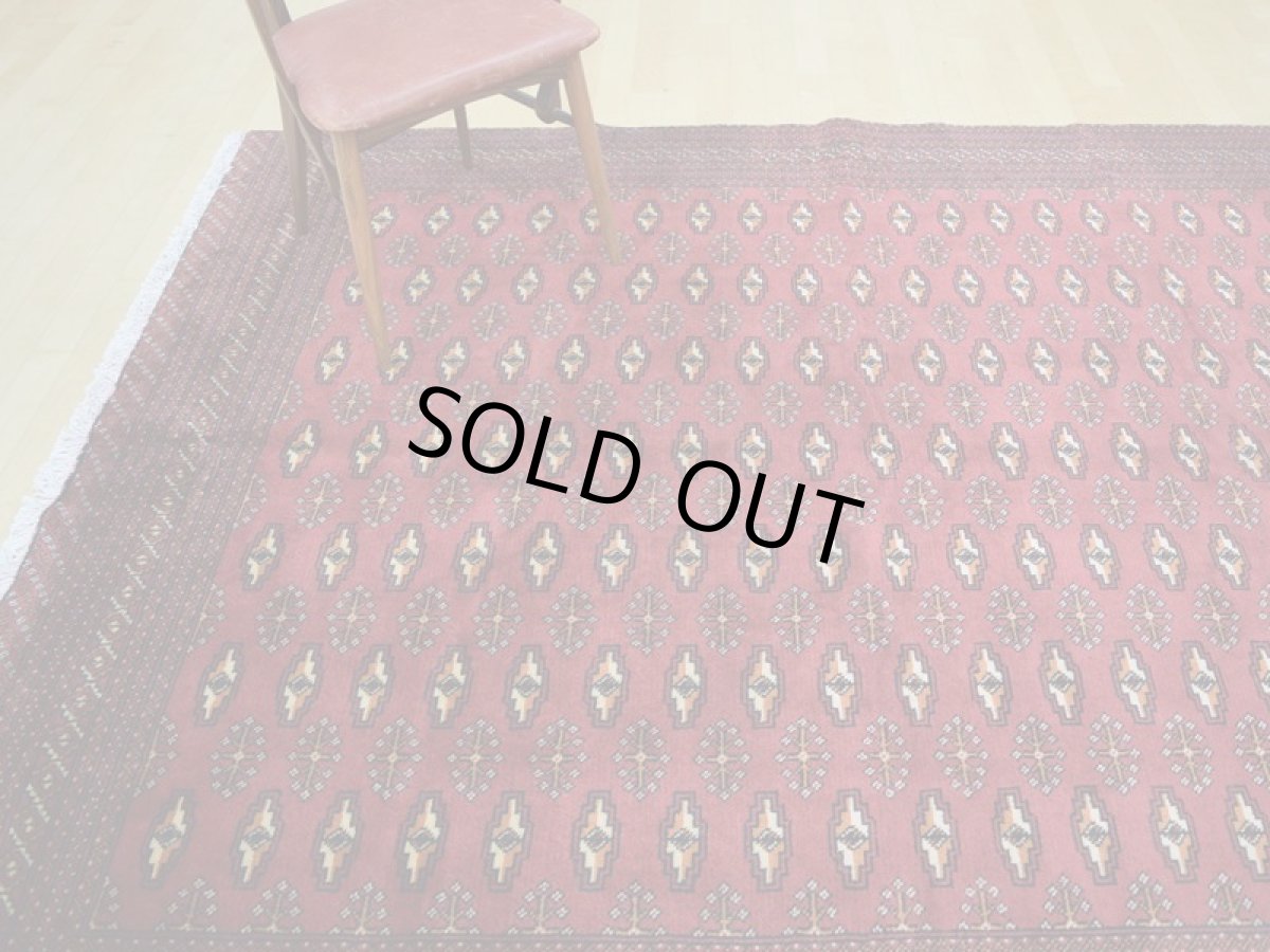 画像2: 良品 ペルシャ 絨毯 トルクメン 縦2.9m 5.6? 6帖 リビング ダイニング 3人掛けソファ サイズ 285 x 195 cm  A193 天然 肉厚 ウール 手織り ハンドメイド トライバル ラグ マット カーペット 赤茶 エンジ  幾何学模様 民族柄 (2)