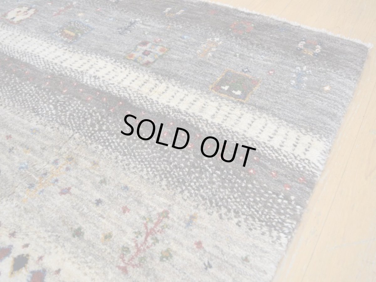 画像9: 新品 ペルシャ ギャッベ  縦1.8m 2.3? リビング ダイニング 2人掛けソファ サイズ 183 × 125 cm E101 肉厚 天然 ウール ギャベ 手織り ハンドメイド ラグ 絨毯 カーペット 原毛 生成り グレー クリーム リビングダイニングルームやベッドサイドに (9)