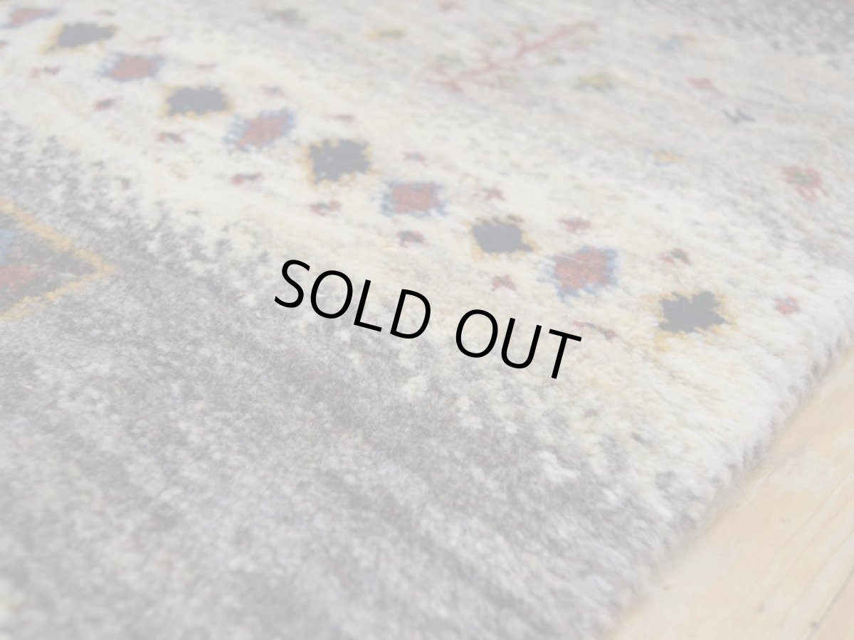 画像13: 新品 ペルシャ ギャッベ  縦1.8m 2.3? リビング ダイニング 2人掛けソファ サイズ 183 × 125 cm E101 肉厚 天然 ウール ギャベ 手織り ハンドメイド ラグ 絨毯 カーペット 原毛 生成り グレー クリーム リビングダイニングルームやベッドサイドに (13)