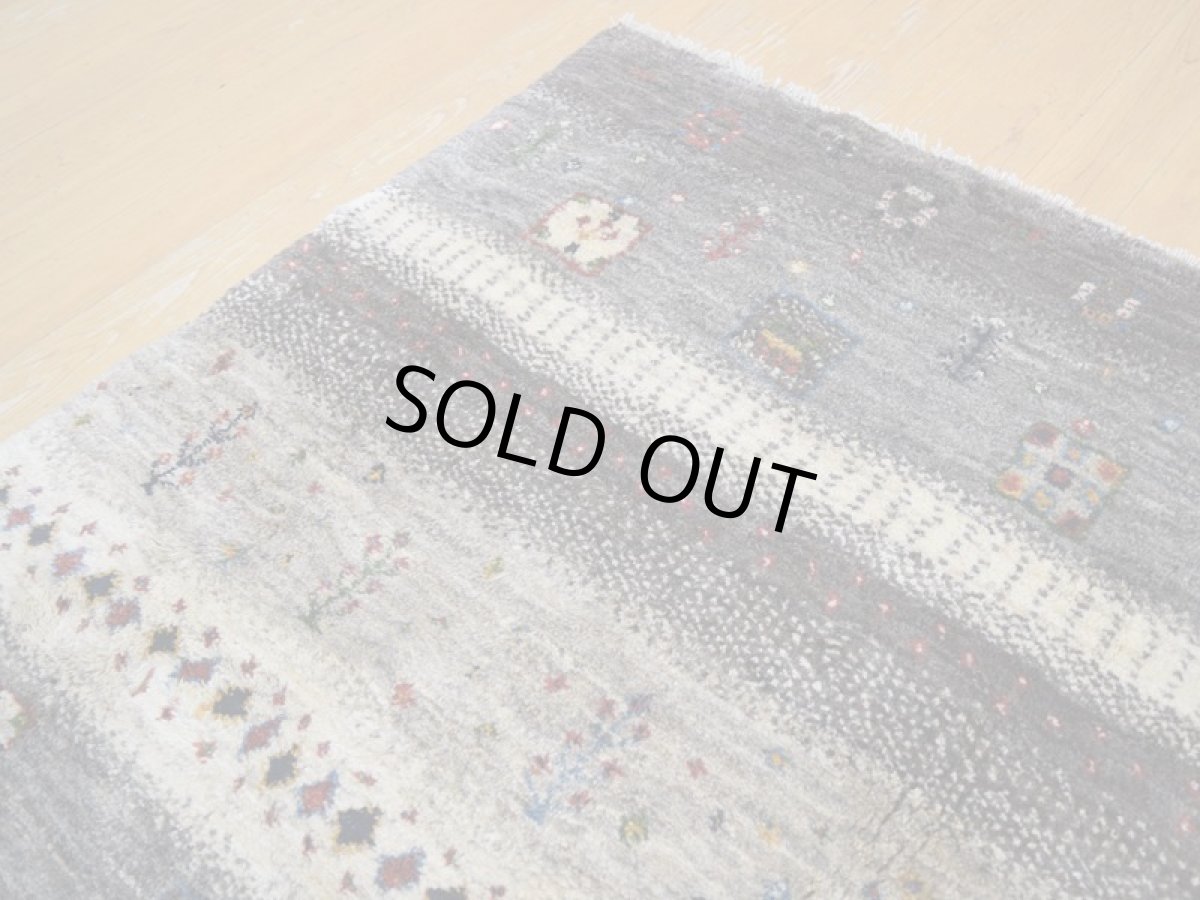 画像8: 新品 ペルシャ ギャッベ  縦1.8m 2.3? リビング ダイニング 2人掛けソファ サイズ 183 × 125 cm E101 肉厚 天然 ウール ギャベ 手織り ハンドメイド ラグ 絨毯 カーペット 原毛 生成り グレー クリーム リビングダイニングルームやベッドサイドに (8)