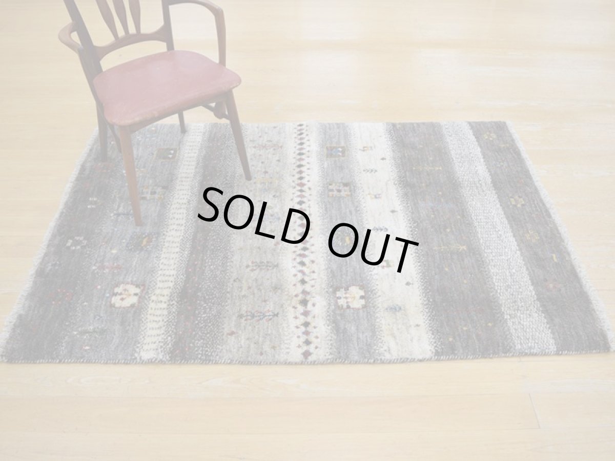 画像2: 新品 ペルシャ ギャッベ  縦1.8m 2.3? リビング ダイニング 2人掛けソファ サイズ 183 × 125 cm E101 肉厚 天然 ウール ギャベ 手織り ハンドメイド ラグ 絨毯 カーペット 原毛 生成り グレー クリーム リビングダイニングルームやベッドサイドに (2)