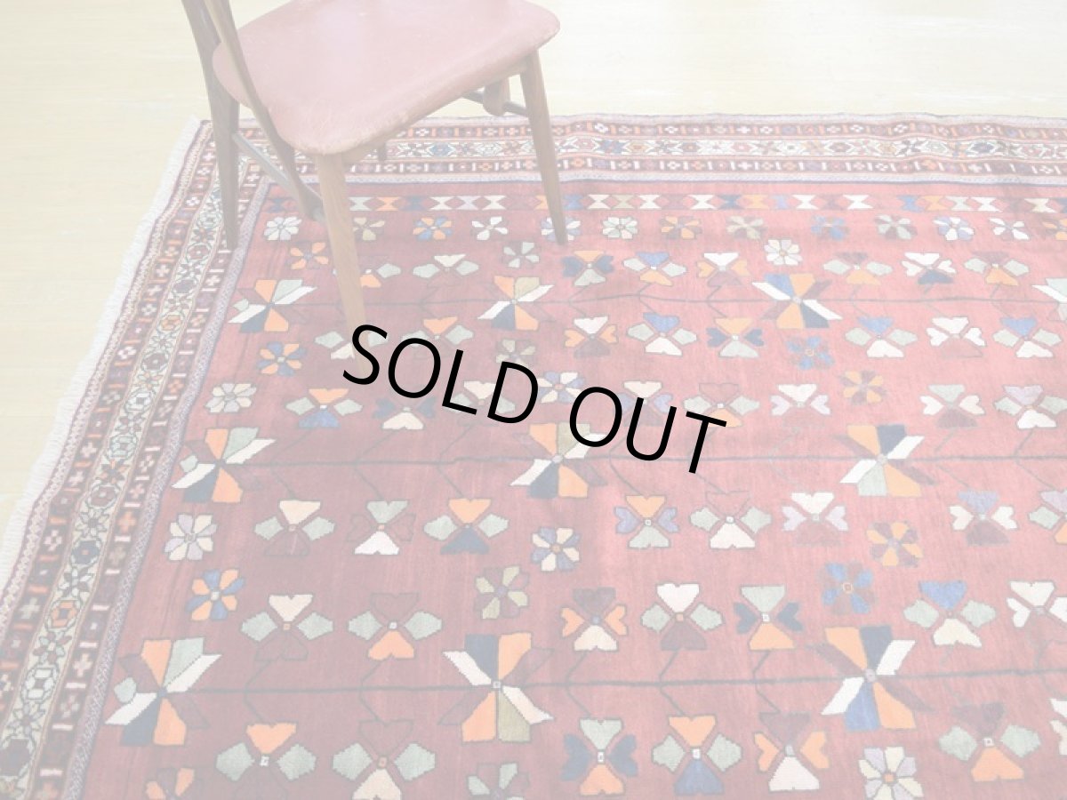 画像2: 良品 ペルシャ 絨毯 シールジャーン 縦2.4m 4.6㎡ 3帖 リビング ダイニング 3人掛けソファ サイズ 240 x 190 cm E110 天然 肉厚 ウール 手織り ハンドメイド トライバル ラグ 部族絨毯 マット カーペット 赤 花柄 幾何学模様 民族柄 b-E110-240190h084 (2)