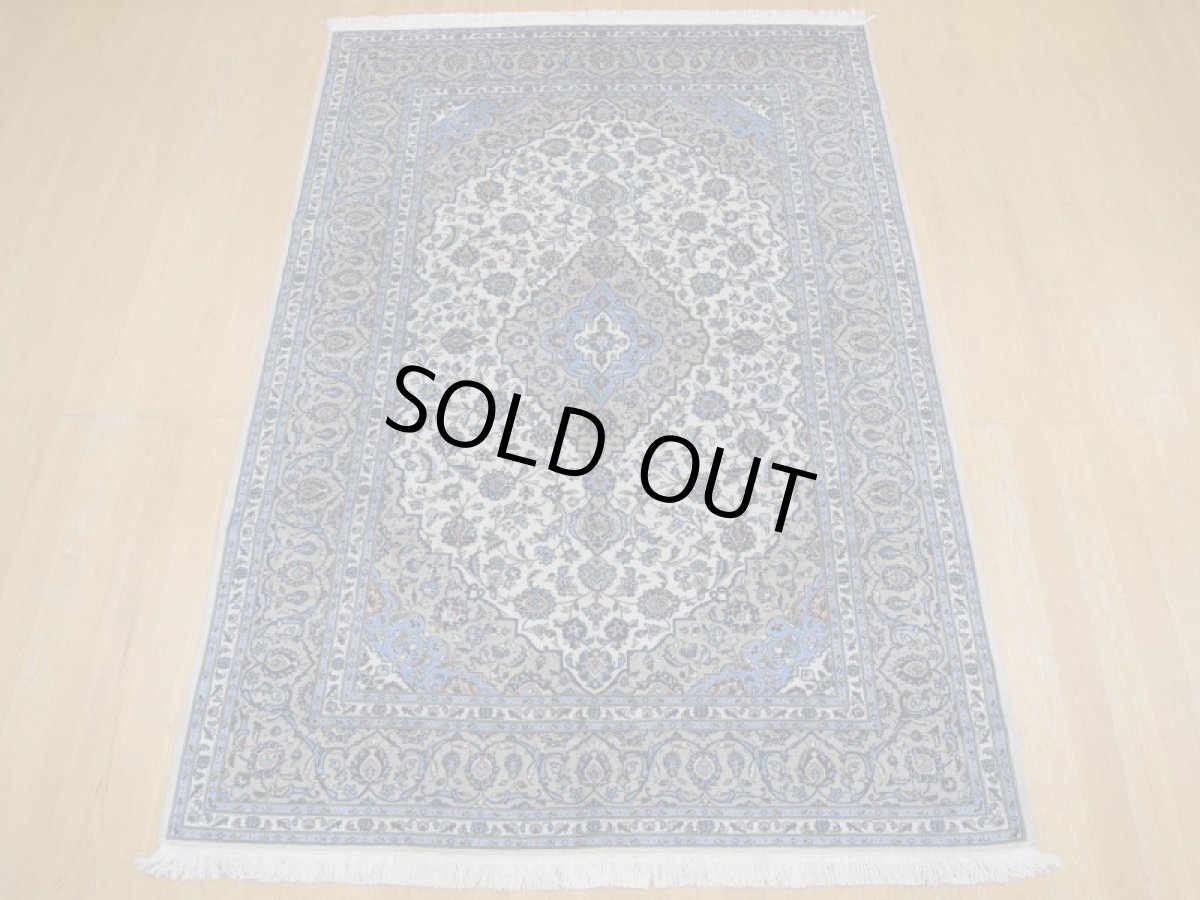 画像4: 極上美品 ペルシャ 絨毯 カシャーン 縦3m 6? 6帖 リビング ダイニング 3人掛けソファ コーナーソファ 大判 サイズ 295 x 200 cm No.237 肉厚 ウール 天然 手織り トライバル ラグ 敷物 マット カーペット 生成り グレー 水色 メダリオン ヴィンテージ ビンテージ (4)