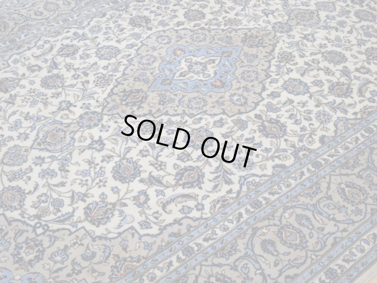 画像10: 極上美品 ペルシャ 絨毯 カシャーン 縦3m 6? 6帖 リビング ダイニング 3人掛けソファ コーナーソファ 大判 サイズ 295 x 200 cm No.237 肉厚 ウール 天然 手織り トライバル ラグ 敷物 マット カーペット 生成り グレー 水色 メダリオン ヴィンテージ ビンテージ (10)