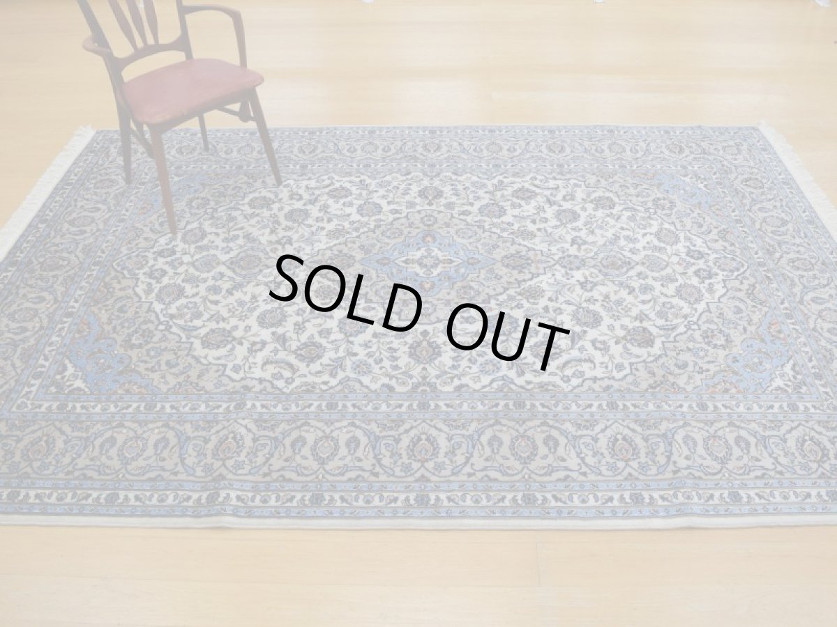 画像3: 極上美品 ペルシャ 絨毯 カシャーン 縦3m 6? 6帖 リビング ダイニング 3人掛けソファ コーナーソファ 大判 サイズ 295 x 200 cm No.237 肉厚 ウール 天然 手織り トライバル ラグ 敷物 マット カーペット 生成り グレー 水色 メダリオン ヴィンテージ ビンテージ (3)