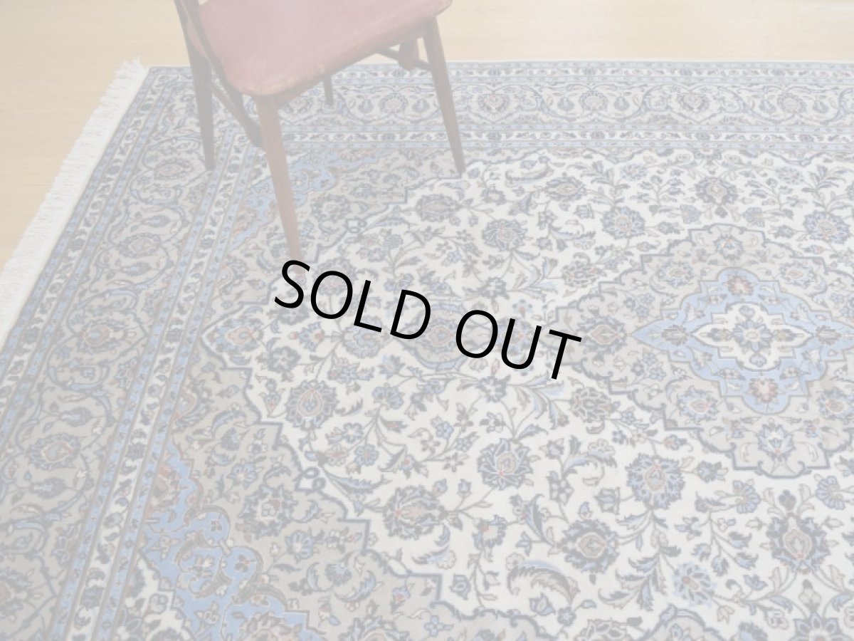 画像2: 極上美品 ペルシャ 絨毯 カシャーン 縦3m 6? 6帖 リビング ダイニング 3人掛けソファ コーナーソファ 大判 サイズ 295 x 200 cm No.237 肉厚 ウール 天然 手織り トライバル ラグ 敷物 マット カーペット 生成り グレー 水色 メダリオン ヴィンテージ ビンテージ (2)