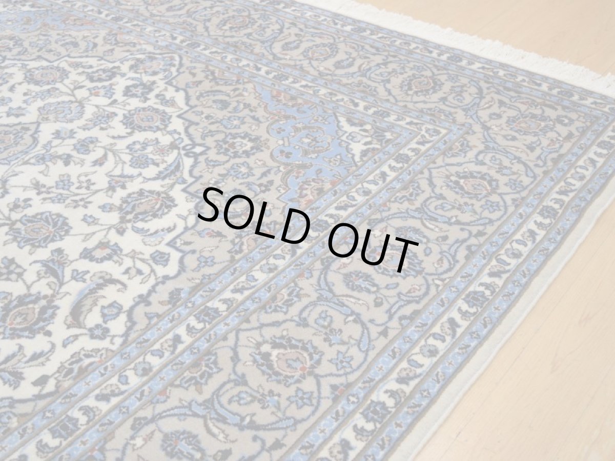 画像9: 極上美品 ペルシャ 絨毯 カシャーン 縦3m 6? 6帖 リビング ダイニング 3人掛けソファ コーナーソファ 大判 サイズ 295 x 200 cm No.237 肉厚 ウール 天然 手織り トライバル ラグ 敷物 マット カーペット 生成り グレー 水色 メダリオン ヴィンテージ ビンテージ (9)