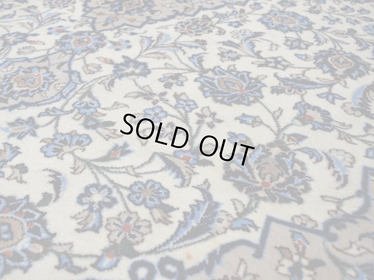 画像12: 極上美品 ペルシャ 絨毯 カシャーン 縦3m 6? 6帖 リビング ダイニング 3人掛けソファ コーナーソファ 大判 サイズ 295 x 200 cm No.237 肉厚 ウール 天然 手織り トライバル ラグ 敷物 マット カーペット 生成り グレー 水色 メダリオン ヴィンテージ ビンテージ (12)