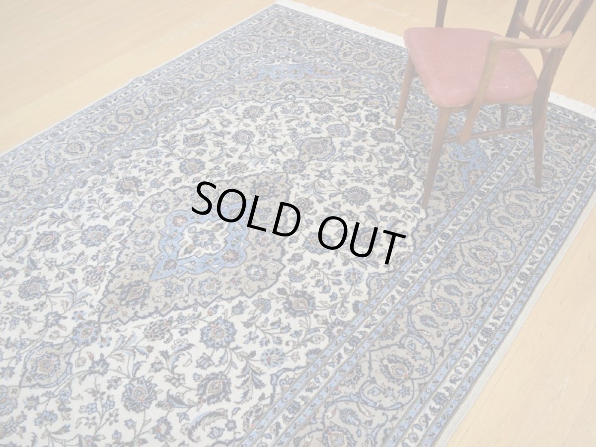 画像8: 極上美品 ペルシャ 絨毯 カシャーン 縦3m 6? 6帖 リビング ダイニング 3人掛けソファ コーナーソファ 大判 サイズ 295 x 200 cm No.237 肉厚 ウール 天然 手織り トライバル ラグ 敷物 マット カーペット 生成り グレー 水色 メダリオン ヴィンテージ ビンテージ (8)