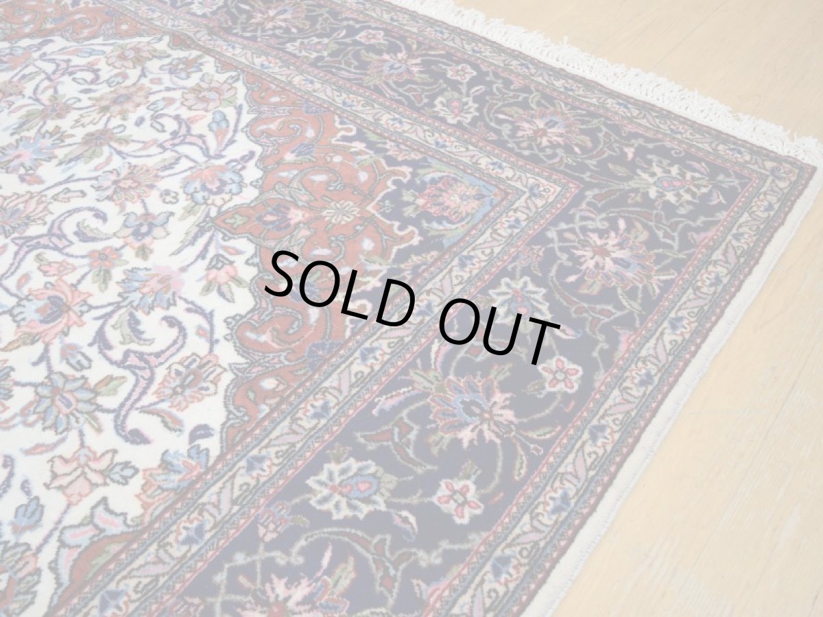 画像9: 美品 ペルシャ 絨毯 ヤズド 縦3m 6? 6帖 リビング ダイニング 3人掛けソファ コーナーソファ 大判 サイズ 304 x 196 cm No.336 ウール 天然 手織り トライバル ラグ 敷物 マット カーペット 生成り クリーム メダリオン ヴィンテージ ビンテージ a-336-304196s056-548 (9)