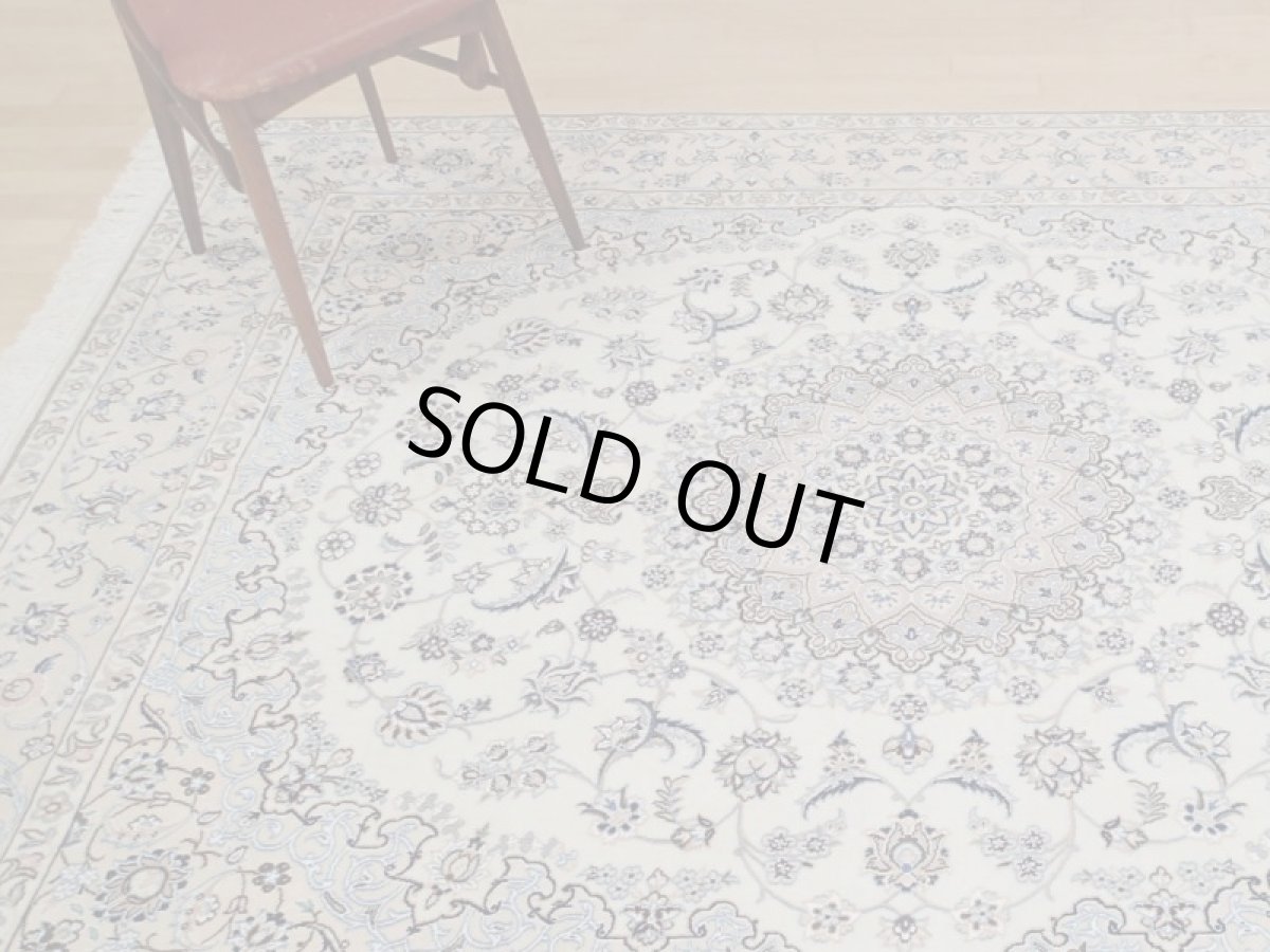 画像2: 新品 ペルシャ 絨毯 ナイン 9la ノーラー 縦2.5m 5㎡ 4.5帖(四畳半) リビング ダイニング 3人掛け ソファ サイズ スクエア 正方形タイプ 250 x 200 cm No.136 天然 ウール 手織り ラグ ハンドメイド カーペット 敷物 クラシック スタイル 生成り ベージュ 青 (2)