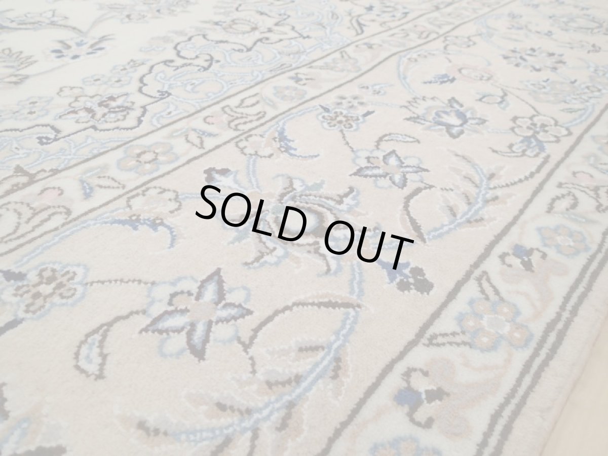 画像13: 新品 ペルシャ 絨毯 ナイン 9la ノーラー 縦2.5m 5㎡ 4.5帖(四畳半) リビング ダイニング 3人掛け ソファ サイズ スクエア 正方形タイプ 250 x 200 cm No.136 天然 ウール 手織り ラグ ハンドメイド カーペット 敷物 クラシック スタイル 生成り ベージュ 青 (13)