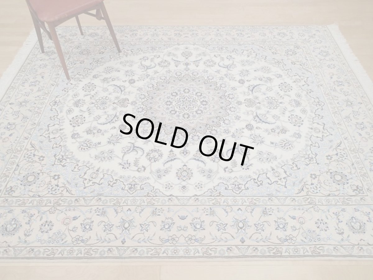 画像3: 新品 ペルシャ 絨毯 ナイン 9la ノーラー 縦2.5m 5㎡ 4.5帖(四畳半) リビング ダイニング 3人掛け ソファ サイズ スクエア 正方形タイプ 250 x 200 cm No.136 天然 ウール 手織り ラグ ハンドメイド カーペット 敷物 クラシック スタイル 生成り ベージュ 青 (3)