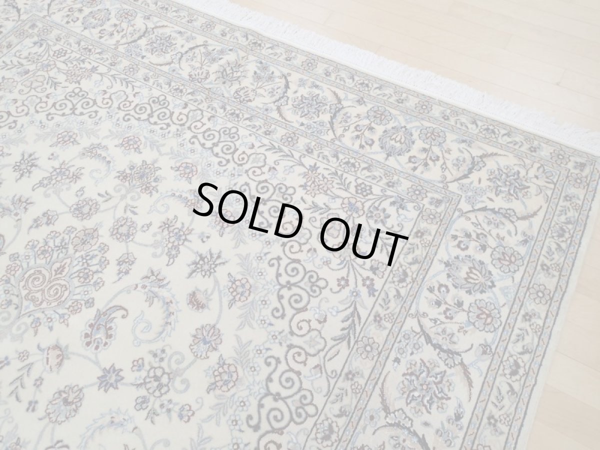 画像8: 新品 ペルシャ 絨毯 ナイン 9la ノーラー 縦3m 6.2㎡ 6帖 リビング ダイニング 大判 3人掛け ソファ サイズ 300 x 205 cm 138 シルク ウール 手織り ラグ ハンドメイド カーペット 敷物 クラシック スタイル クリーム ベージュ アイボリー 生成り 白 青 n-138-300205s048-0011 (8)