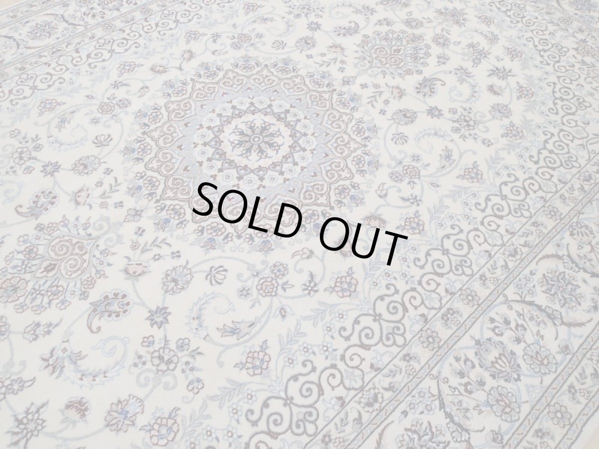 画像9: 新品 ペルシャ 絨毯 ナイン 9la ノーラー 縦3m 6.2㎡ 6帖 リビング ダイニング 大判 3人掛け ソファ サイズ 300 x 205 cm 138 シルク ウール 手織り ラグ ハンドメイド カーペット 敷物 クラシック スタイル クリーム ベージュ アイボリー 生成り 白 青 n-138-300205s048-0011 (9)