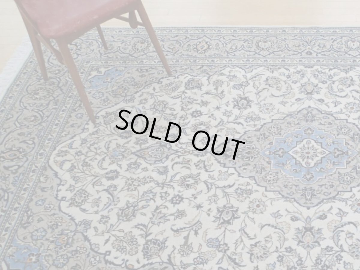 画像2: 美品 ペルシャ 絨毯 カシャーン 縦3m 6㎡ 6帖 リビング ダイニング 3人掛けソファ コーナーソファ 大判 サイズ 296 x 202 cm No.113 肉厚 ウール 天然 手織り トライバル ラグ 敷物 マット カーペット 生成り グレー 水色 メダリオン ヴィンテージ ビンテージ a-113-296202s055-517 (2)