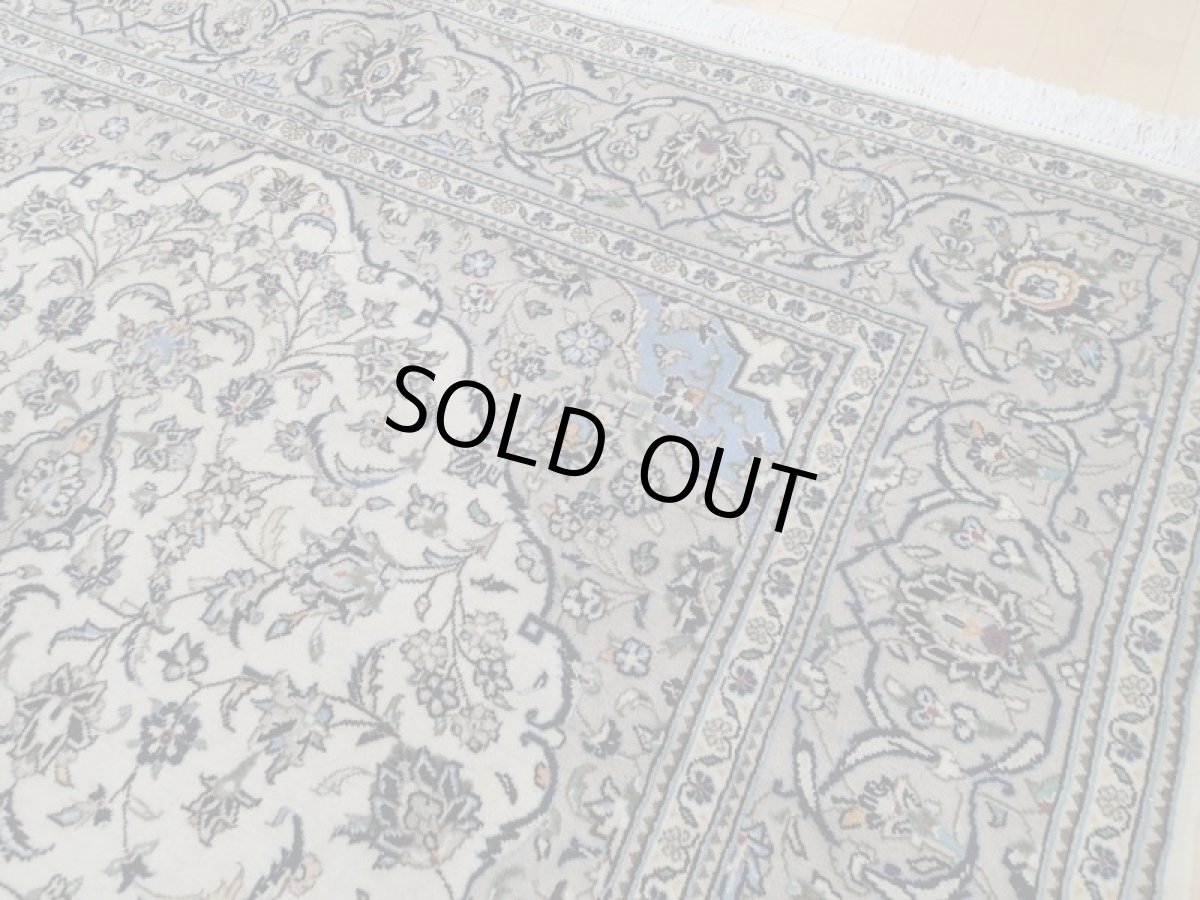 画像8: 美品 ペルシャ 絨毯 カシャーン 縦3m 6㎡ 6帖 リビング ダイニング 3人掛けソファ コーナーソファ 大判 サイズ 296 x 202 cm No.113 肉厚 ウール 天然 手織り トライバル ラグ 敷物 マット カーペット 生成り グレー 水色 メダリオン ヴィンテージ ビンテージ a-113-296202s055-517 (8)