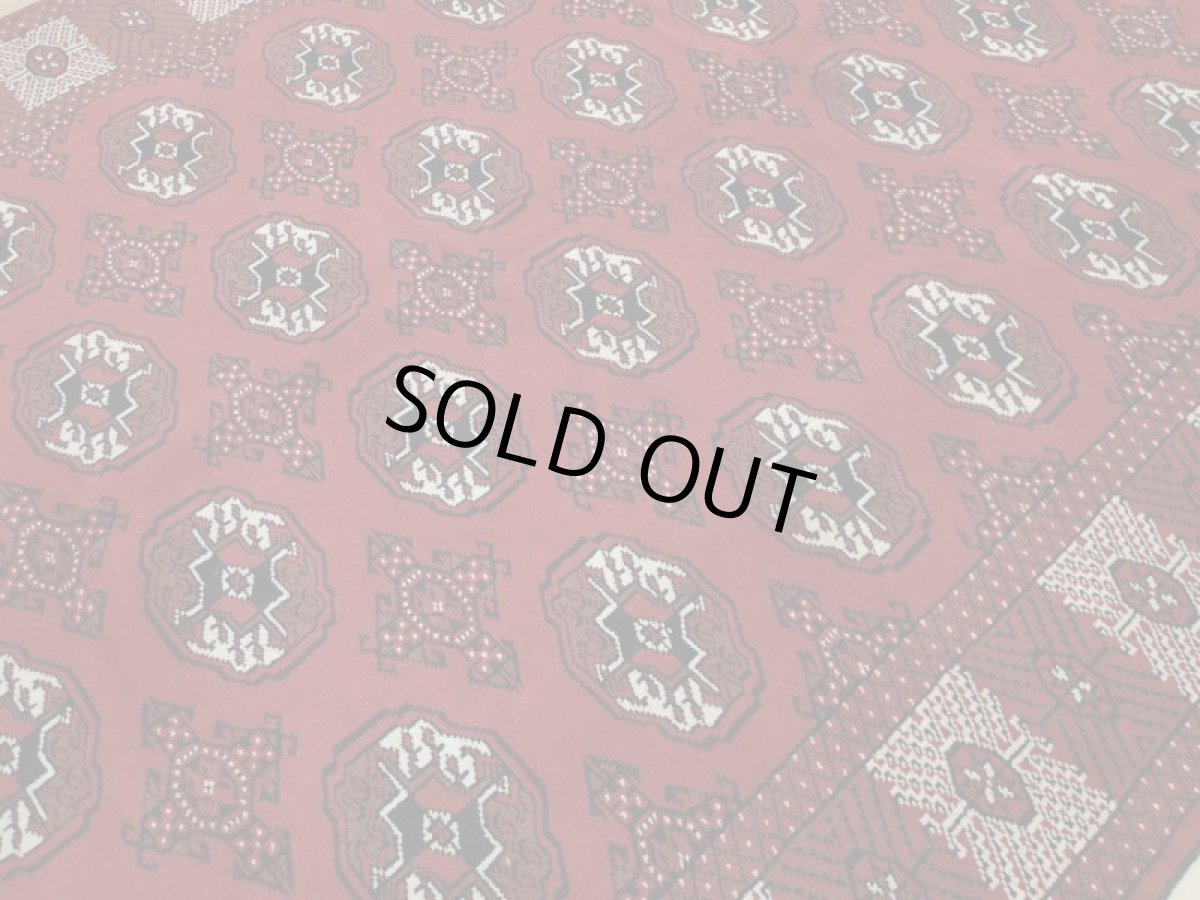 画像10: 新品 ペルシャ 絨毯 トルクメン 縦3m 6㎡ 6帖 リビング ダイニング 3人掛けソファ サイズ 295 x 196 cm No.A127 天然 肉厚 ウール 手織り ハンドメイド トライバル ラグ マット カーペット 赤 幾何学模様 民族柄 (10)