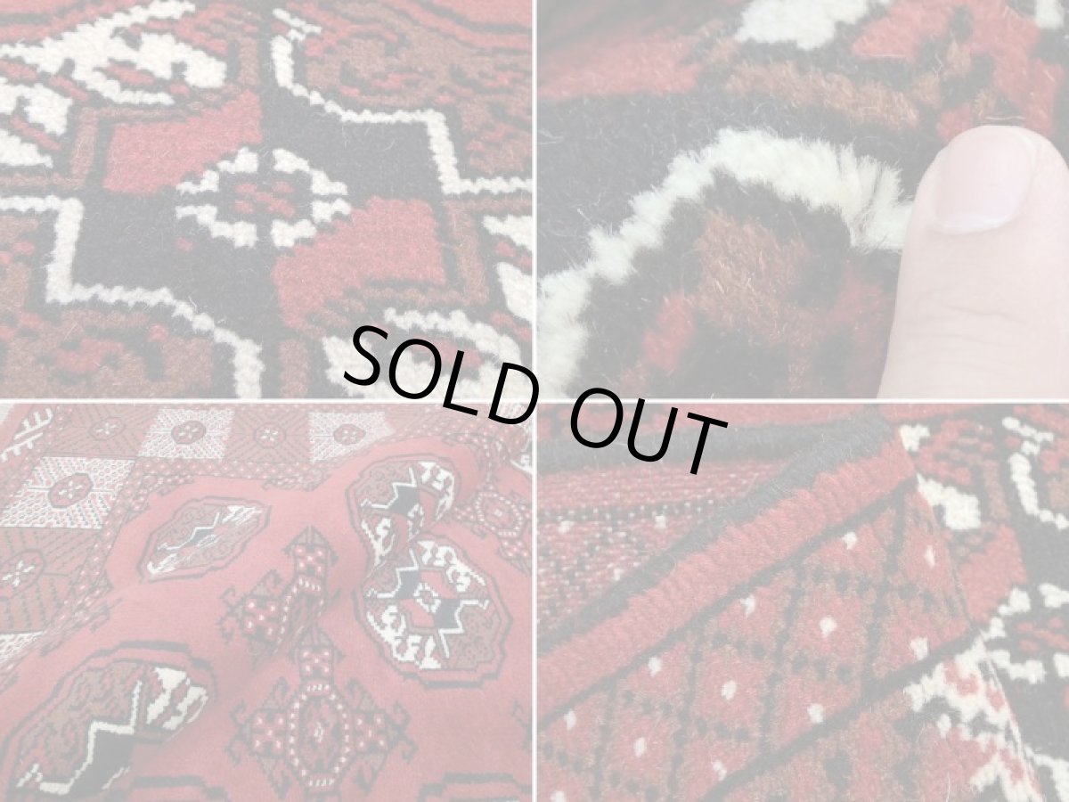 画像17: 新品 ペルシャ 絨毯 トルクメン 縦3m 6㎡ 6帖 リビング ダイニング 3人掛けソファ サイズ 295 x 196 cm No.A127 天然 肉厚 ウール 手織り ハンドメイド トライバル ラグ マット カーペット 赤 幾何学模様 民族柄 (17)