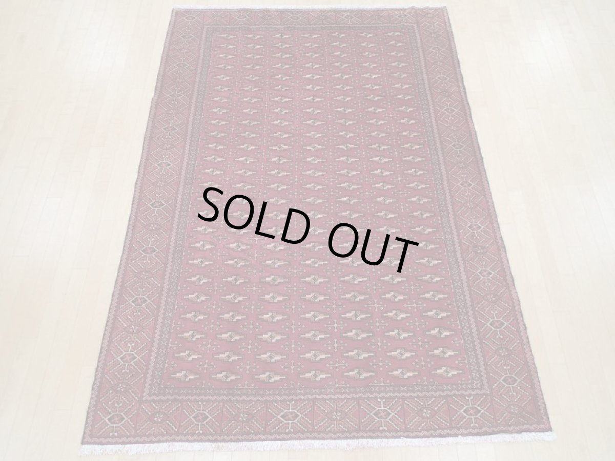 画像4: 良品 ペルシャ 絨毯 トルクメン 縦3m 5.6㎡ 6帖 リビング ダイニング 3人掛けソファ サイズ 297 x 187 cm A190 天然 肉厚 ウール 手織り ハンドメイド トライバル ラグ マット カーペット 赤茶 エンジ  幾何学模様 民族柄 (4)