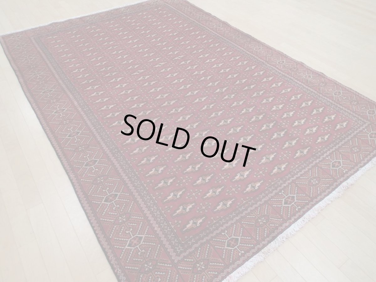 画像7: 良品 ペルシャ 絨毯 トルクメン 縦3m 5.6㎡ 6帖 リビング ダイニング 3人掛けソファ サイズ 297 x 187 cm A190 天然 肉厚 ウール 手織り ハンドメイド トライバル ラグ マット カーペット 赤茶 エンジ  幾何学模様 民族柄 (7)