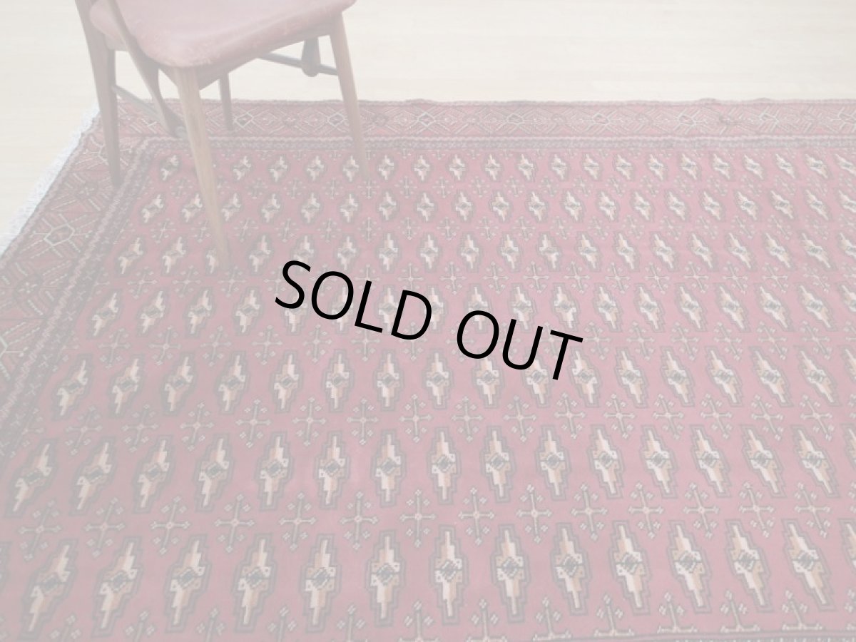 画像2: 良品 ペルシャ 絨毯 トルクメン 縦3m 5.6㎡ 6帖 リビング ダイニング 3人掛けソファ サイズ 297 x 187 cm A190 天然 肉厚 ウール 手織り ハンドメイド トライバル ラグ マット カーペット 赤茶 エンジ  幾何学模様 民族柄 (2)