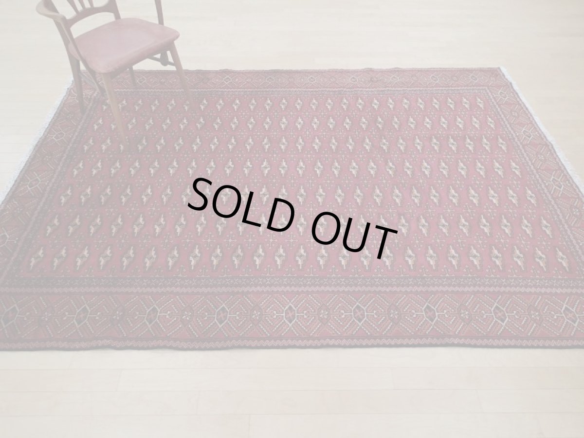 画像3: 良品 ペルシャ 絨毯 トルクメン 縦3m 5.6㎡ 6帖 リビング ダイニング 3人掛けソファ サイズ 297 x 187 cm A190 天然 肉厚 ウール 手織り ハンドメイド トライバル ラグ マット カーペット 赤茶 エンジ  幾何学模様 民族柄 (3)