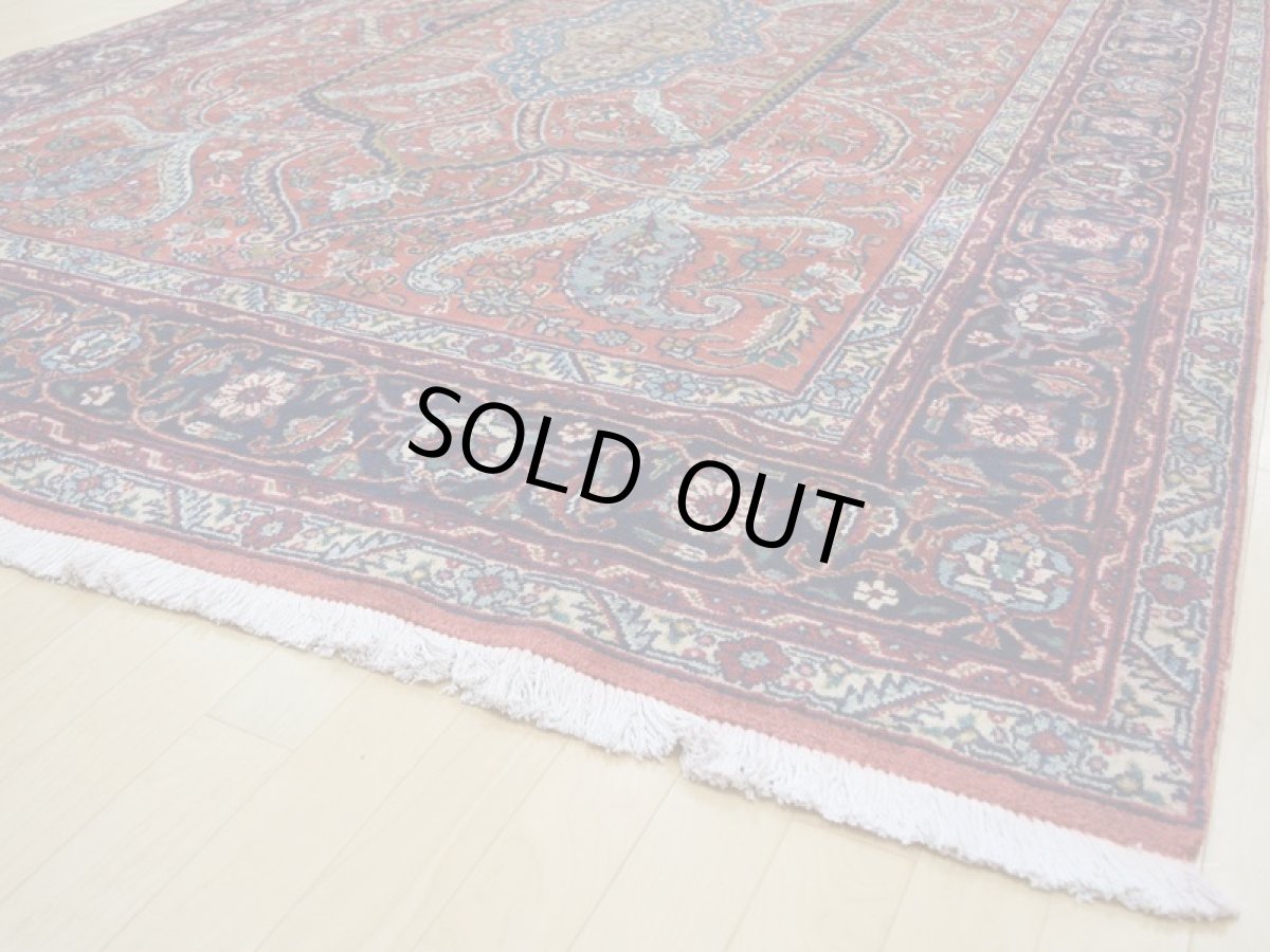 画像10: 良品 ペルシャ 絨毯 タブリーズ 工房名入り 縦3.2m 6.5㎡ 6帖程度 リビング ダイニング 3人掛けソファ コーナーソファ 大判 サイズ 315 x 205 cm No.a101 天然 ウール 手織り トライバル ラグ 敷物 マット カーペット オレンジ ヴィンテージ ビンテージ (10)