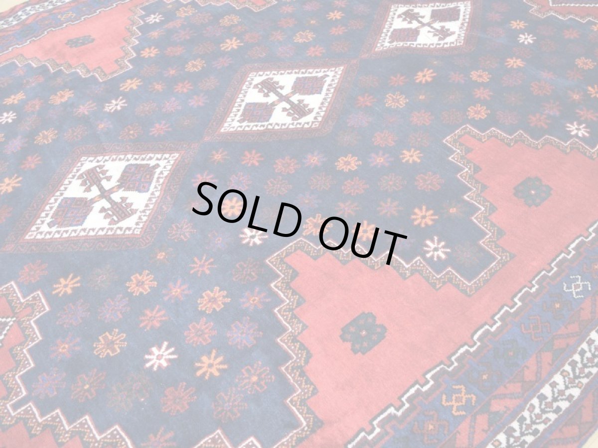 画像8: 良品 ペルシャ 絨毯 シールジャーン 縦2.4m 4.6㎡ 3帖 リビング ダイニング 3人掛けソファ サイズ 242 x 188 cm E141 天然 ウール 手織り ハンドメイド トライバル ラグ 部族絨毯 マット カーペット 花柄 幾何学模様 民族柄 ギャッベ(ギャベ)をお探しの方にもお勧めです b-E141-240188h094 (8)