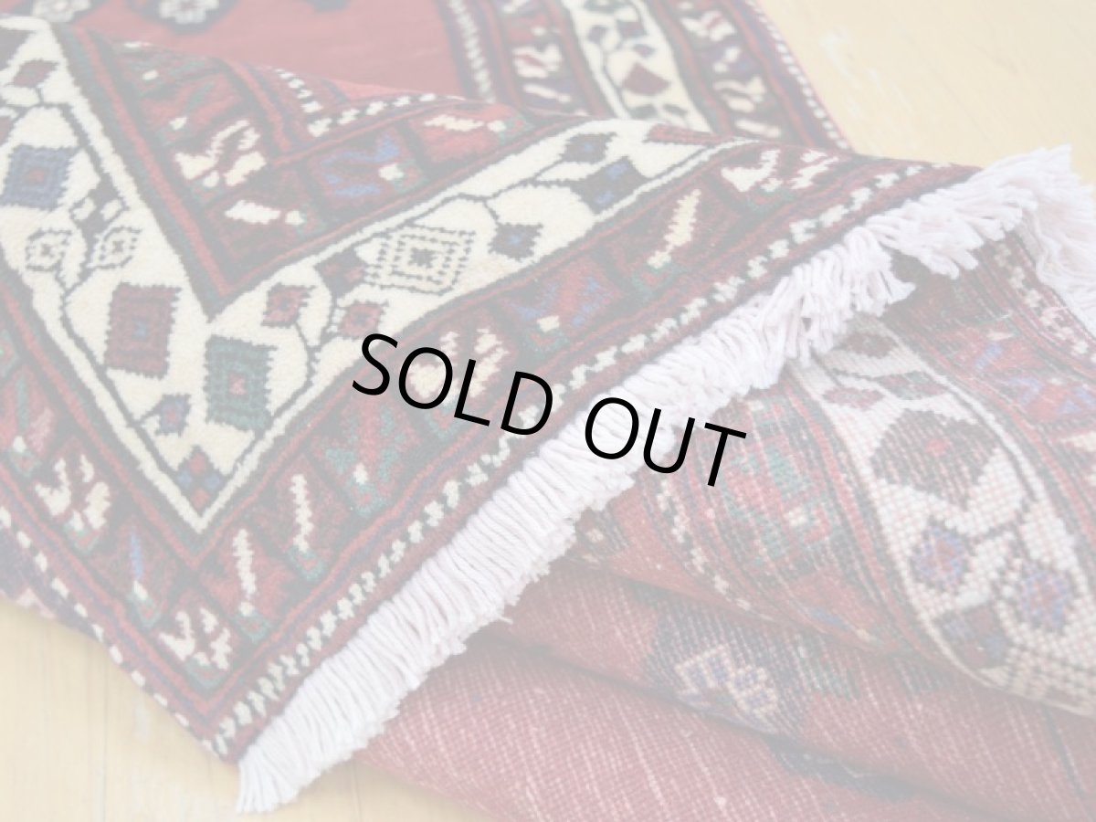 画像14: 良品 ペルシャ 絨毯 シールジャーン 縦2.5m 4㎡ 3帖 リビング ダイニング 3人掛けソファ サイズ 246 x 160 cm E126 天然 ウール 手織り ハンドメイド トライバル ラグ 部族絨毯 マット カーペット 赤 ゴルダニ柄 幾何学模様 民族柄 ギャッベ(ギャベ)をお探しの方にもお勧めです b-E126-246160h094 (14)