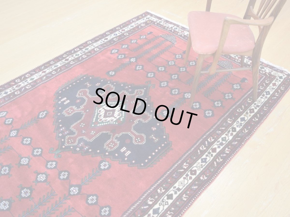 画像8: 良品 ペルシャ 絨毯 シールジャーン 縦2.5m 4㎡ 3帖 リビング ダイニング 3人掛けソファ サイズ 246 x 160 cm E126 天然 ウール 手織り ハンドメイド トライバル ラグ 部族絨毯 マット カーペット 赤 ゴルダニ柄 幾何学模様 民族柄 ギャッベ(ギャベ)をお探しの方にもお勧めです b-E126-246160h094 (8)