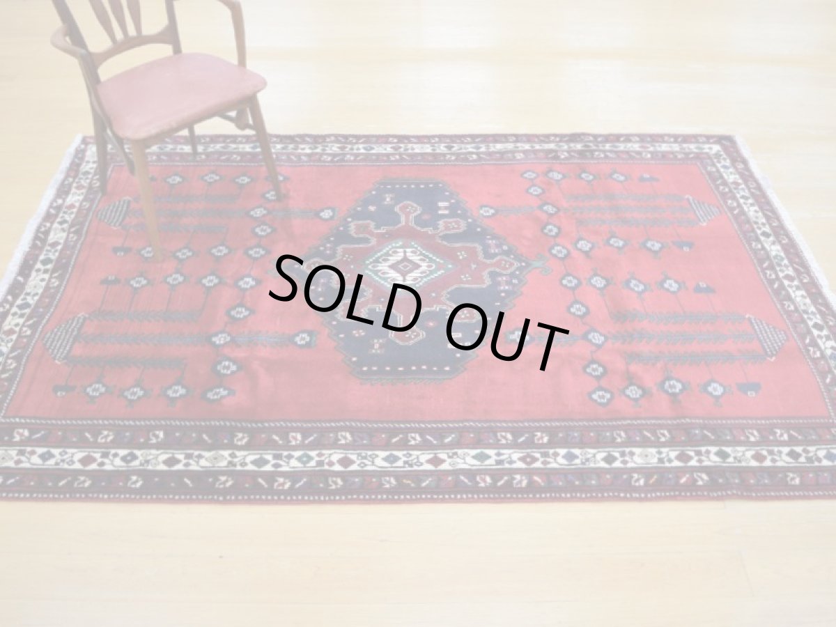 画像3: 良品 ペルシャ 絨毯 シールジャーン 縦2.5m 4㎡ 3帖 リビング ダイニング 3人掛けソファ サイズ 246 x 160 cm E126 天然 ウール 手織り ハンドメイド トライバル ラグ 部族絨毯 マット カーペット 赤 ゴルダニ柄 幾何学模様 民族柄 ギャッベ(ギャベ)をお探しの方にもお勧めです b-E126-246160h094 (3)