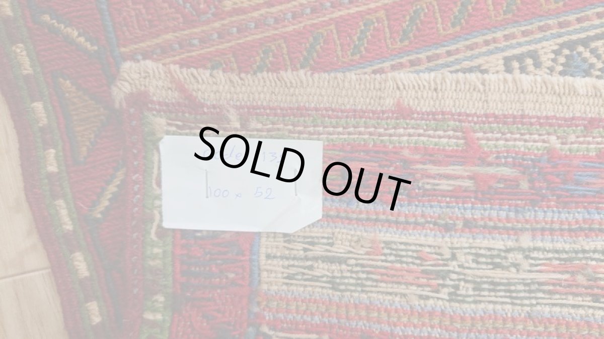 画像3: 新品 ペルシャ キリム グーチャン 1m 玄関 マット サイズ 100 x 52 cm 139 スマック 手織り トライバル ラグ 天然 ウール マット 絨毯 カーペット カラフル ラフラ ボーダー テーブルカバー 収納棚 ラックの彩りに (3)