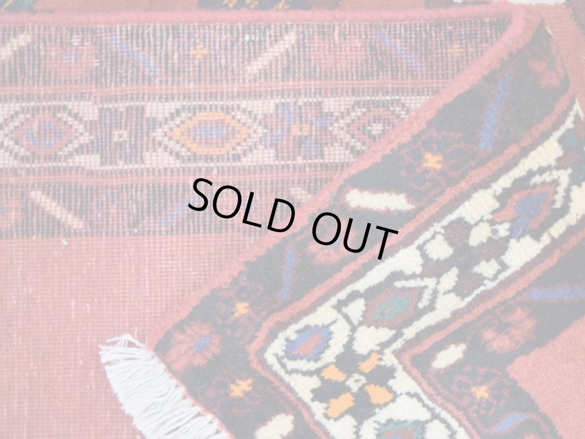 画像15: 美品 ペルシャ 絨毯 シールジャーン 縦2.1m 3.3㎡ 3帖 リビング ダイニング 2〜3人掛けソファ サイズ 210 x 158 cm E103 天然 ウール 手織り ハンドメイド トライバル ラグ 部族絨毯 マット カーペット 赤 民族柄 ギャッベ(ギャベ)をお探しの方にもお勧めです a-E103-210158h034 (15)