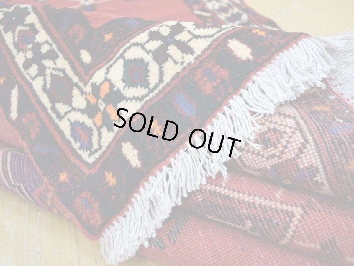 画像14: 美品 ペルシャ 絨毯 シールジャーン 縦2.1m 3.3㎡ 3帖 リビング ダイニング 2〜3人掛けソファ サイズ 210 x 158 cm E103 天然 ウール 手織り ハンドメイド トライバル ラグ 部族絨毯 マット カーペット 赤 民族柄 ギャッベ(ギャベ)をお探しの方にもお勧めです a-E103-210158h034 (14)