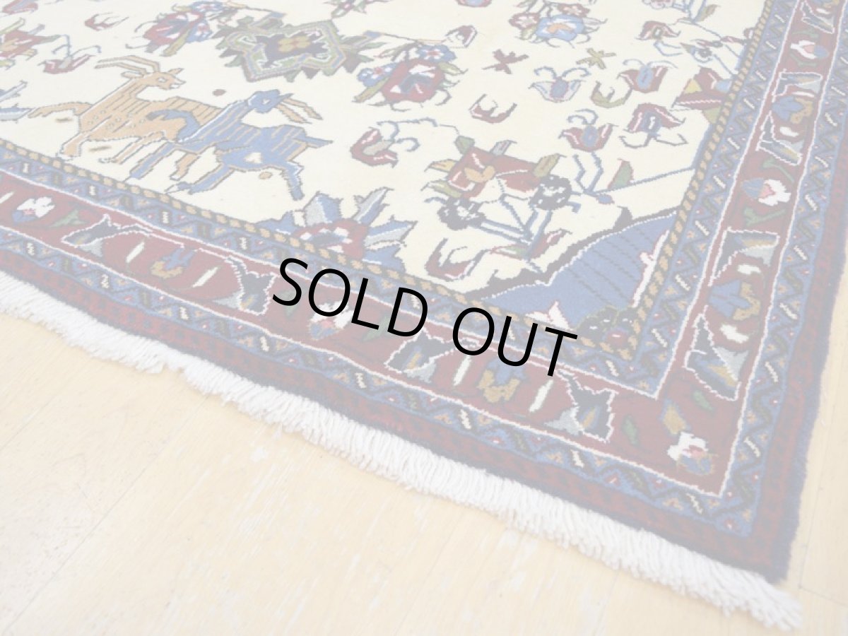 画像11: 新品 ペルシャ 絨毯 シールジャーン 縦1.9m 2.7㎡ 2〜3帖 リビング ダイニング 2人掛けソファ サイズ 190 x 138 cm E116 天然 ウール 手織り ハンドメイド トライバル ラグ 部族絨毯 マット カーペット 遊牧民のモチーフ 動物 鹿 模様 民族柄 ギャッベ(ギャベ)をお探しの方にもお勧めです (11)