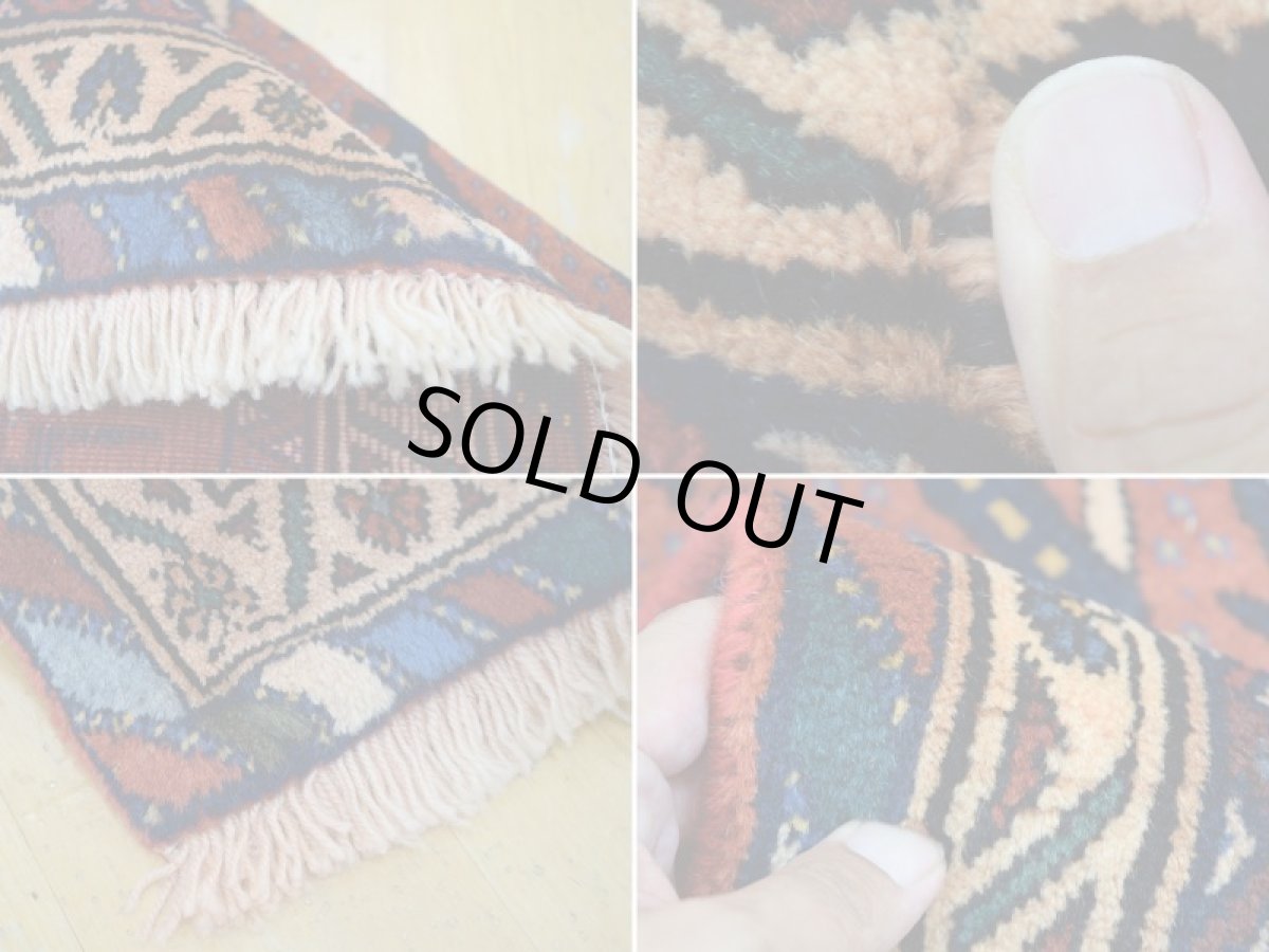 画像18: 新品 ペルシャ 絨毯 シールジャーン 縦1.6m 1.7㎡ 1〜2帖 2人掛けソファ センターラグ サイズ 157 x 105 cm E129 天然 ウール 手織り ハンドメイド トライバル ラグ 部族絨毯 マット カーペット 遊牧民のモチーフ 模様 民族柄 ギャッベ(ギャベ)をお探しの方にもお勧めです (18)