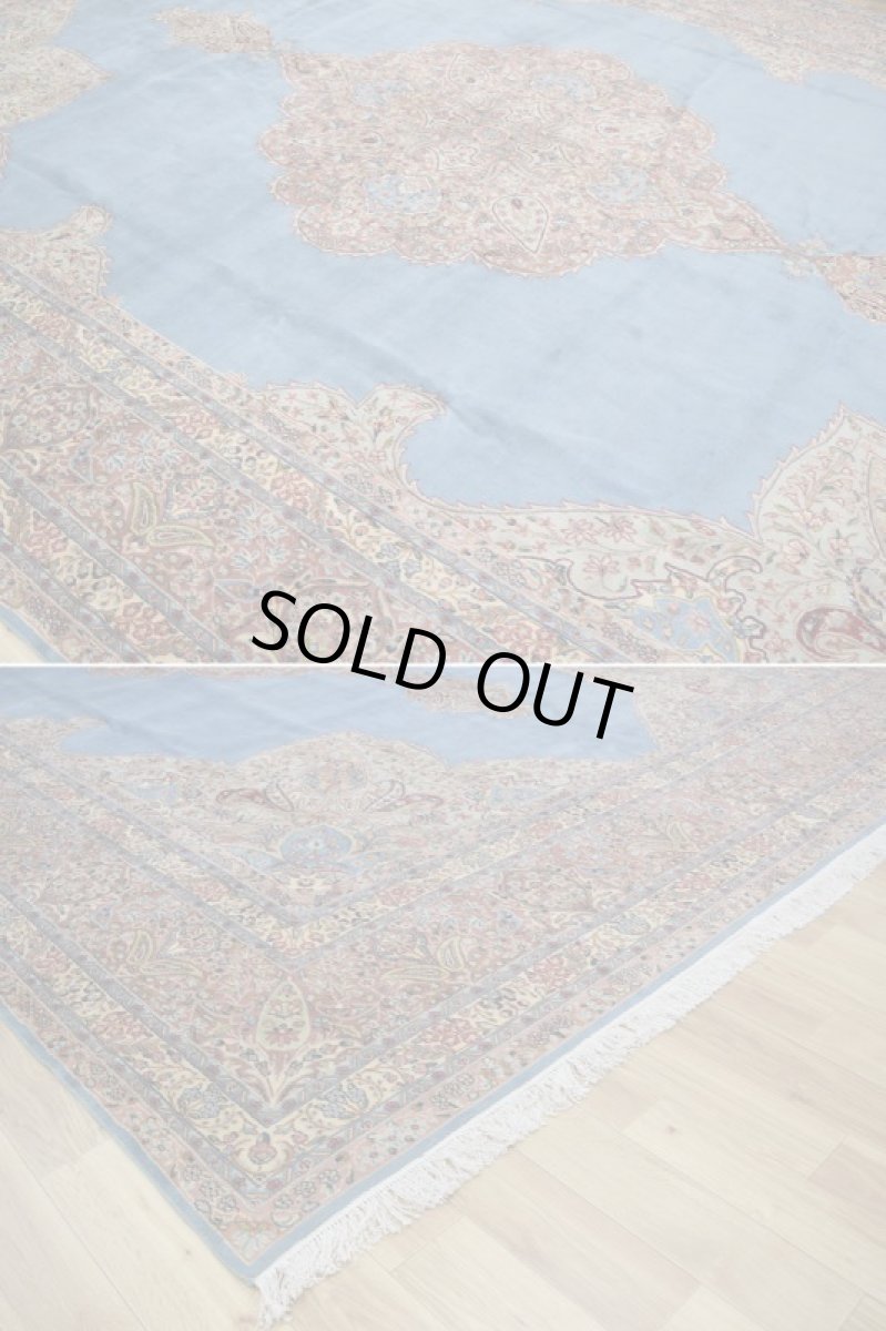 画像8: 美品 経年80年程度 ペルシャ 絨毯 ケルマン 産 工房名入(アジダリ) 縦5m 17㎡ 12帖以上 リビング ダイニング 客室 大判 サイズ 498 x 343 cm No.337 天然 草木染 ウール 手織り ハンドメイド ラグ マット カーペット エメラルドグリーン アンティーク 大きなお部屋に b-337-498343s0005 (8)