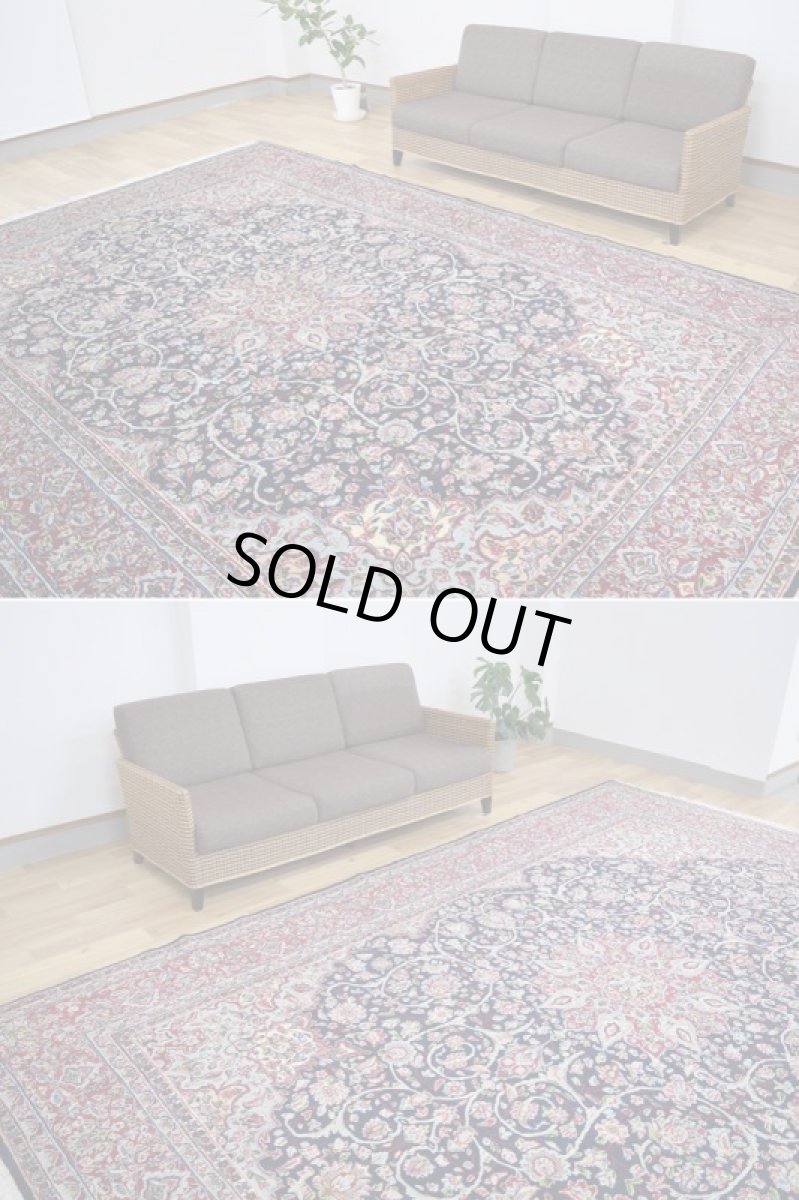 画像3: 美品 経年50年以上程度 ペルシャ 絨毯 ケルマン 産 工房名入(ラシード=ファッロヒー) 縦3.8m 10㎡ 10帖 リビング ダイニング 客室 大判 サイズ 377 x 257 cm No.343 天然 草木染 ウール 手織り ハンドメイド ラグ マット カーペット ダークネイビー 大きなお部屋に 中古品に抵抗のある方にもおすすめです。 a-343-377257s0051-0591 (3)