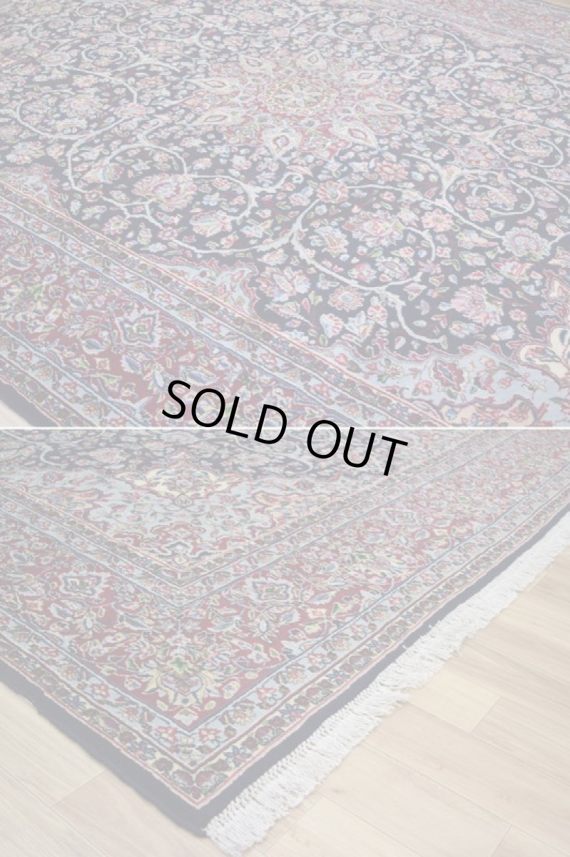 画像9: 美品 経年50年以上程度 ペルシャ 絨毯 ケルマン 産 工房名入(ラシード=ファッロヒー) 縦3.8m 10㎡ 10帖 リビング ダイニング 客室 大判 サイズ 377 x 257 cm No.343 天然 草木染 ウール 手織り ハンドメイド ラグ マット カーペット ダークネイビー 大きなお部屋に 中古品に抵抗のある方にもおすすめです。 a-343-377257s0051-0591 (9)