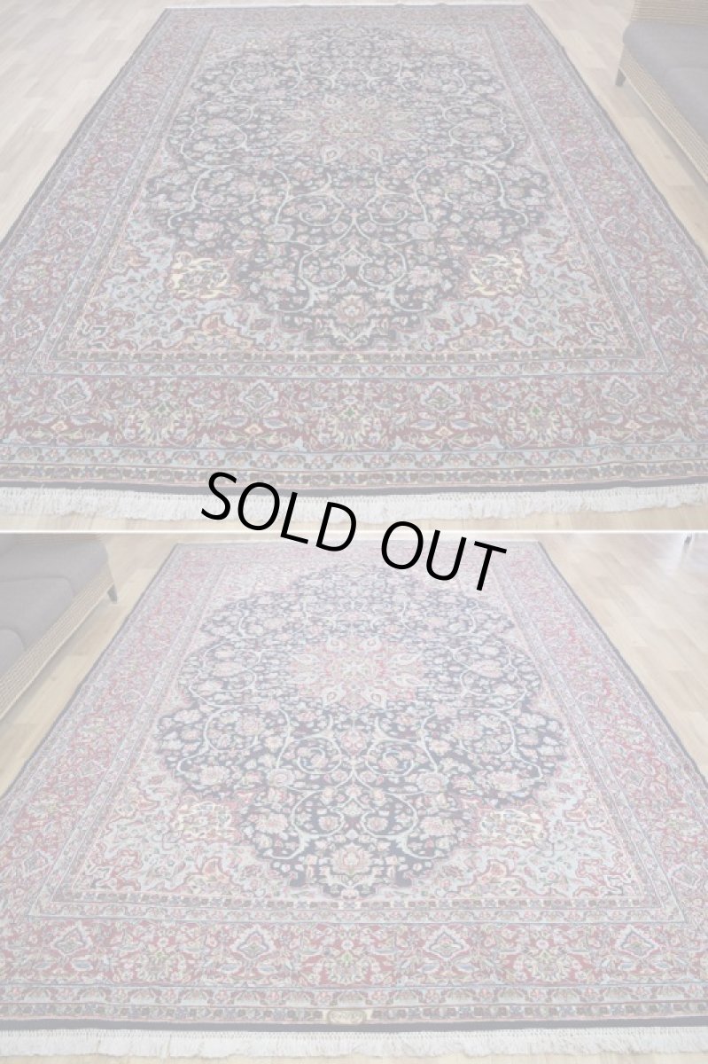 画像7: 美品 経年50年以上程度 ペルシャ 絨毯 ケルマン 産 工房名入(ラシード=ファッロヒー) 縦3.8m 10㎡ 10帖 リビング ダイニング 客室 大判 サイズ 377 x 257 cm No.343 天然 草木染 ウール 手織り ハンドメイド ラグ マット カーペット ダークネイビー 大きなお部屋に 中古品に抵抗のある方にもおすすめです。 a-343-377257s0051-0591 (7)