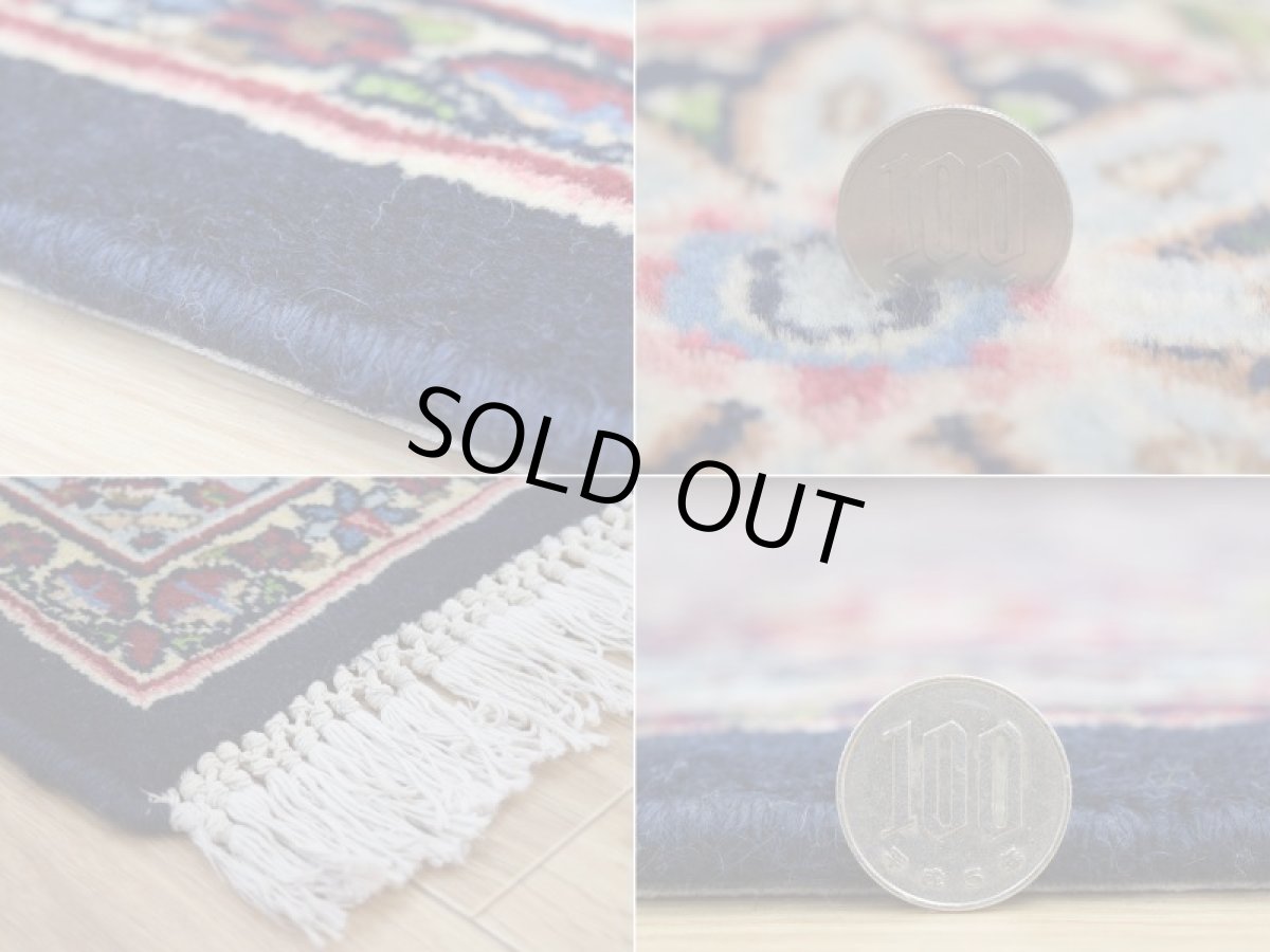 画像20: 美品 経年50年以上程度 ペルシャ 絨毯 ケルマン 産 工房名入(ラシード=ファッロヒー) 縦3.8m 10㎡ 10帖 リビング ダイニング 客室 大判 サイズ 377 x 257 cm No.343 天然 草木染 ウール 手織り ハンドメイド ラグ マット カーペット ダークネイビー 大きなお部屋に 中古品に抵抗のある方にもおすすめです。 a-343-377257s0051-0591 (20)