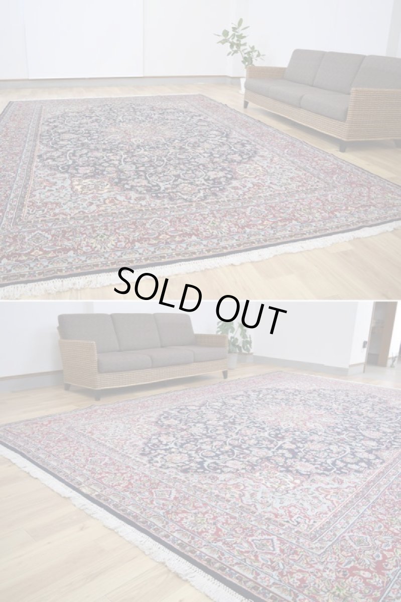 画像4: 美品 経年50年以上程度 ペルシャ 絨毯 ケルマン 産 工房名入(ラシード=ファッロヒー) 縦3.8m 10㎡ 10帖 リビング ダイニング 客室 大判 サイズ 377 x 257 cm No.343 天然 草木染 ウール 手織り ハンドメイド ラグ マット カーペット ダークネイビー 大きなお部屋に 中古品に抵抗のある方にもおすすめです。 a-343-377257s0051-0591 (4)