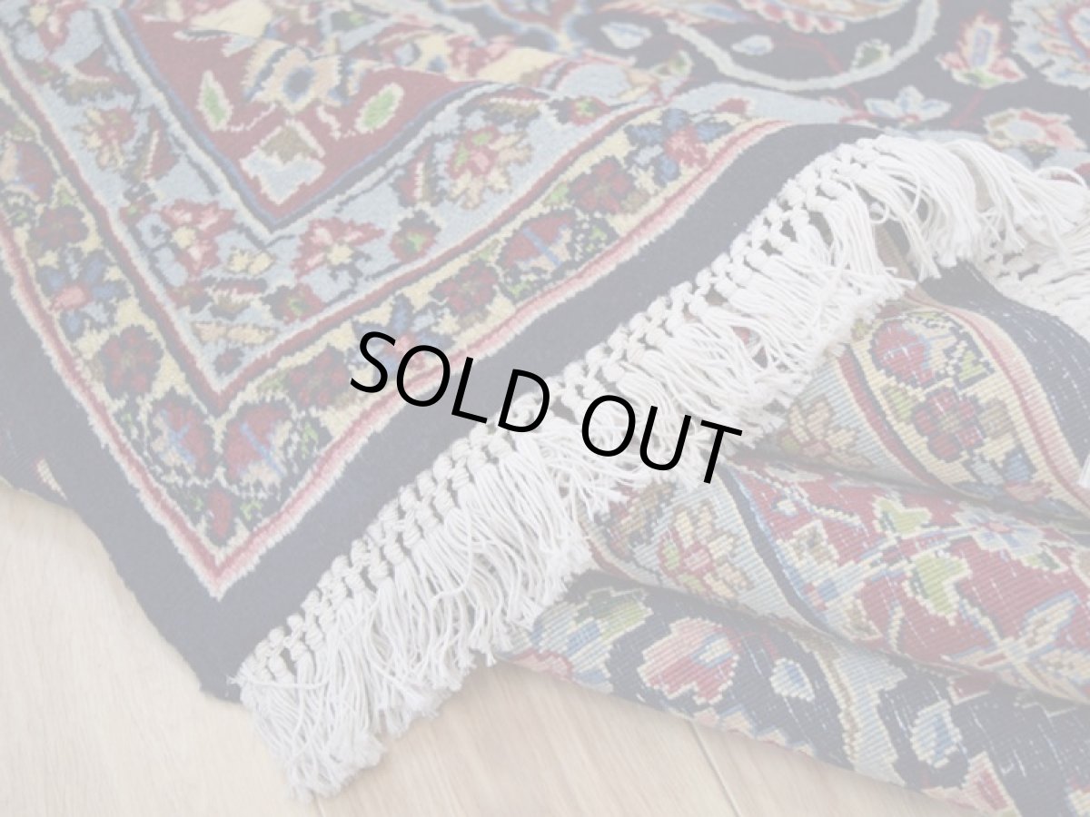 画像13: 美品 経年50年以上程度 ペルシャ 絨毯 ケルマン 産 工房名入(ラシード=ファッロヒー) 縦3.8m 10㎡ 10帖 リビング ダイニング 客室 大判 サイズ 377 x 257 cm No.343 天然 草木染 ウール 手織り ハンドメイド ラグ マット カーペット ダークネイビー 大きなお部屋に 中古品に抵抗のある方にもおすすめです。 a-343-377257s0051-0591 (13)