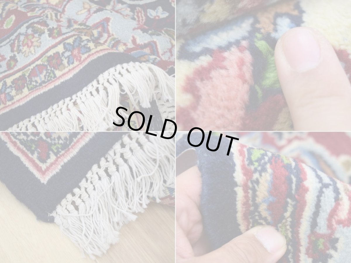 画像17: 美品 経年50年以上程度 ペルシャ 絨毯 ケルマン 産 工房名入(ラシード=ファッロヒー) 縦3.8m 10㎡ 10帖 リビング ダイニング 客室 大判 サイズ 377 x 257 cm No.343 天然 草木染 ウール 手織り ハンドメイド ラグ マット カーペット ダークネイビー 大きなお部屋に 中古品に抵抗のある方にもおすすめです。 a-343-377257s0051-0591 (17)