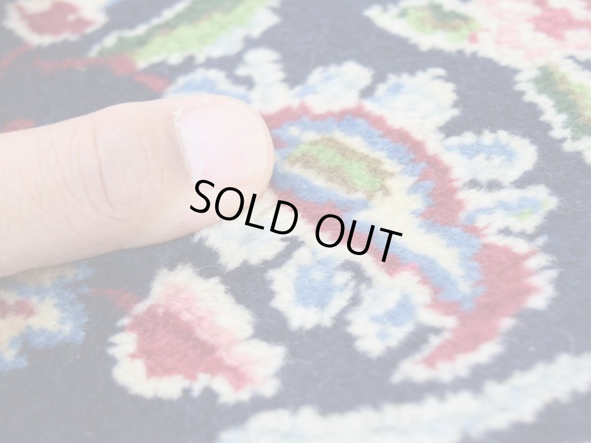 画像10: 美品 経年50年以上程度 ペルシャ 絨毯 ケルマン 産 工房名入(ラシード=ファッロヒー) 縦3.8m 10㎡ 10帖 リビング ダイニング 客室 大判 サイズ 377 x 257 cm No.343 天然 草木染 ウール 手織り ハンドメイド ラグ マット カーペット ダークネイビー 大きなお部屋に 中古品に抵抗のある方にもおすすめです。 a-343-377257s0051-0591 (10)