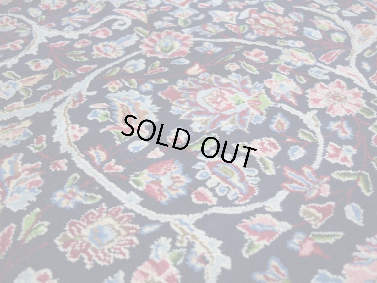 画像11: 美品 経年50年以上程度 ペルシャ 絨毯 ケルマン 産 工房名入(ラシード=ファッロヒー) 縦3.8m 10㎡ 10帖 リビング ダイニング 客室 大判 サイズ 377 x 257 cm No.343 天然 草木染 ウール 手織り ハンドメイド ラグ マット カーペット ダークネイビー 大きなお部屋に 中古品に抵抗のある方にもおすすめです。 a-343-377257s0051-0591 (11)