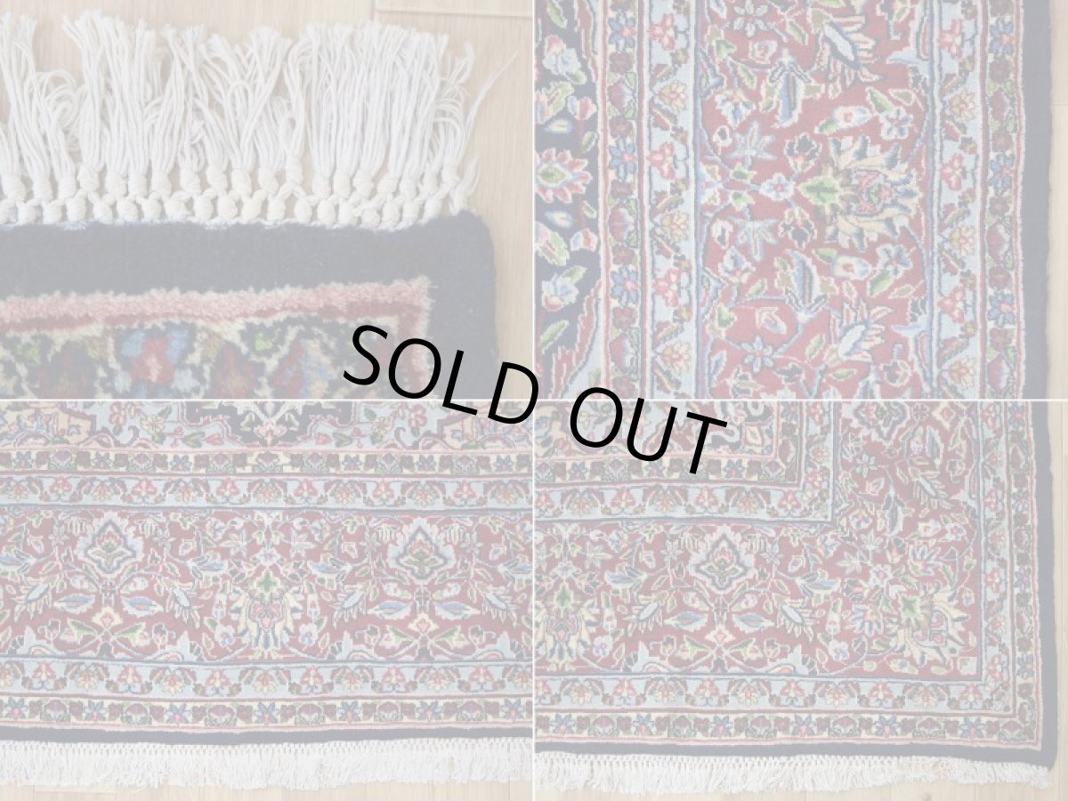 画像19: 美品 経年50年以上程度 ペルシャ 絨毯 ケルマン 産 工房名入(ラシード=ファッロヒー) 縦3.8m 10㎡ 10帖 リビング ダイニング 客室 大判 サイズ 377 x 257 cm No.343 天然 草木染 ウール 手織り ハンドメイド ラグ マット カーペット ダークネイビー 大きなお部屋に 中古品に抵抗のある方にもおすすめです。 a-343-377257s0051-0591 (19)